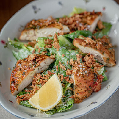 Цезарь с цыпленком в Ava bistro по цене 840 ₽