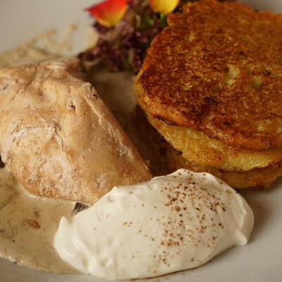 Тёртые оладьи из картофеля с бедром индейки в ТЁРКА по цене 42 р.