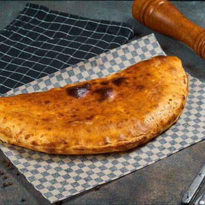 Кальцоне овощная в From Халяль Пицца и Снеки по цене 725 ₽