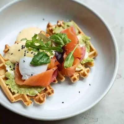 Бельгийская вафля с лососем, пашот и соусом голландез в Tin по цене 960 ₽