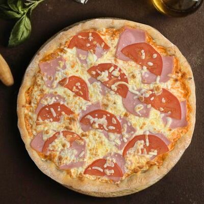 Пицца Ветчина с помидорами в Семья Плюс по цене 599 ₽