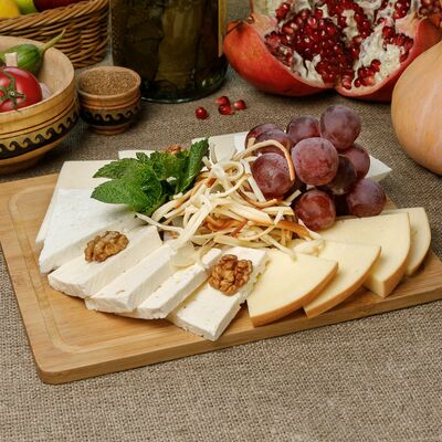 Ассорти из домашних кавказских сыров в Шашлычный дворик по цене 930 ₽