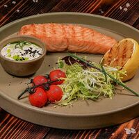 Стейк из лосося с соусом тартар в The River Restaurant