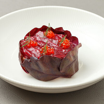 Дуэт лосося и скумбрии со свекольной шубой в Диккенс по цене 720 ₽