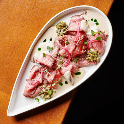 Ростбиф с трюфельным соусом на кубанских семечках и солёными бочковыми груздями в Булгаков по цене 850 ₽