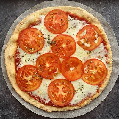 Пицца Маргарита на тонком тесте в GurManBox по цене 600 ₽