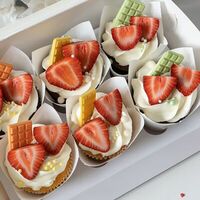 6 капкейков со свежей клубникой в Liano- cake