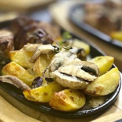 Шипящая сковорода от Генриха с грибами в Генрих и Генриетта по цене 390 ₽