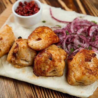 Шашлык из куриного филе в Суши пицца бургер по цене 347 ₽