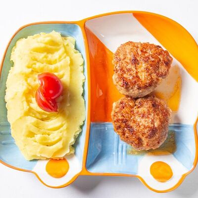 Куриные котлетки с картофельным пюре в Кафе Хинкальная Румянцево по цене 450 ₽