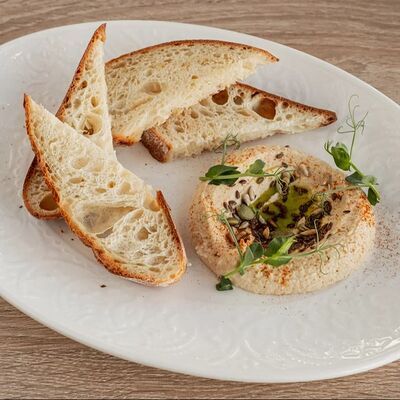 Хумус с миксом семечек и луковым хлебом в Эрато по цене 890 ₽