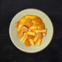 Острые токпокки с сосисками в Kitsune Cafe