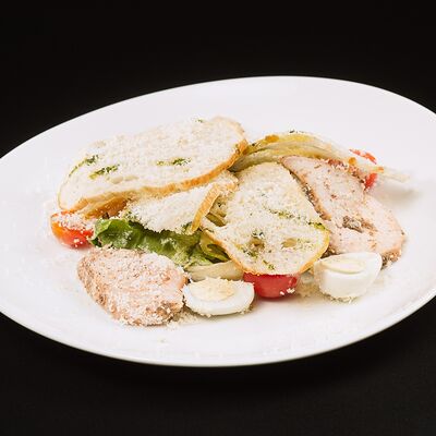 Салат Цезарь с курицей в Harats Pub по цене 667 ₽