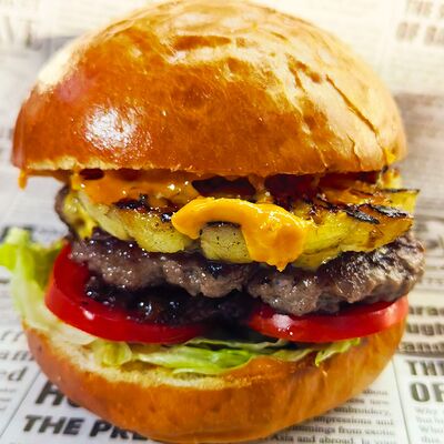 Бургер по-гавайски с ананасом и беконом в Papa Hop по цене 570 ₽