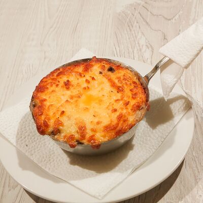 Жюльен из говяжьего языка и грибов в Троя по цене 390 ₽