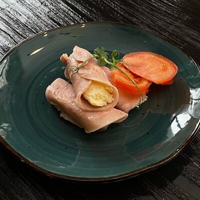 Рулетики из ветчины с сырно-чесночной пастой и томатами в Длинный нос по цене 210 ₽