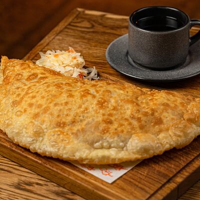 Чебурек с цыпленком, сливочным сыром и брынзой в Бармузей Васи Ложкина по цене 380 ₽