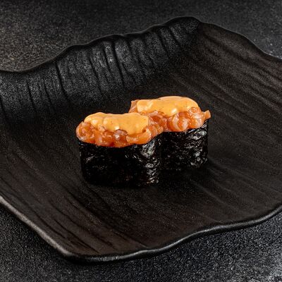 Гункан Спайси с лососем в Мацумото по цене 390 ₽