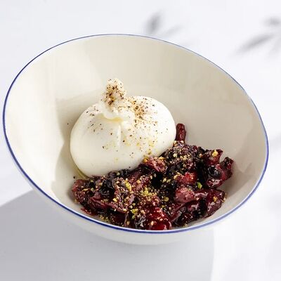 Буррата с вяленым мясом, фисташками и черной смородиной в Vinch по цене 1310 ₽