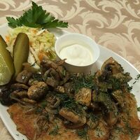 Драники с ушами свиными, со сливочным соусом в Бирвайн