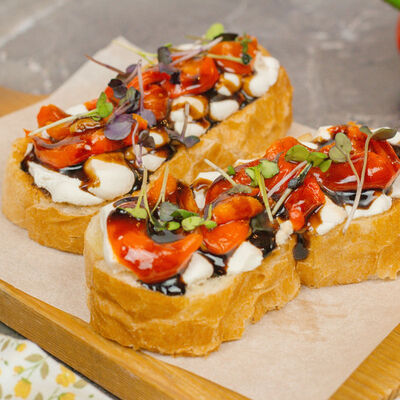 Брускетта с печеным перцем в Луиджи & Тосё по цене 299 ₽