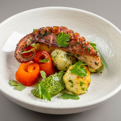 Осьминог с печёным перцем и картофелем в Myst по цене 2120 ₽