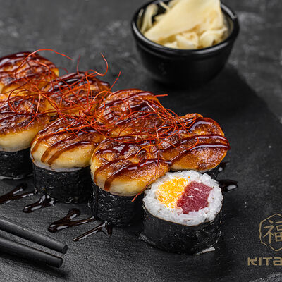 Запеченный ролл с тунцом (острый) в Kitana по цене 582 ₽