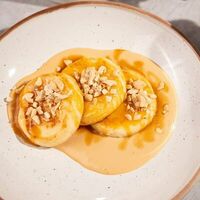 Сырники со сметанным кремом и карамелью в Ленина 30