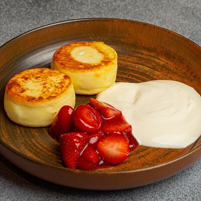 Сырники с клубничным конфи и сметаной в 321 Club by Novikov по цене 590