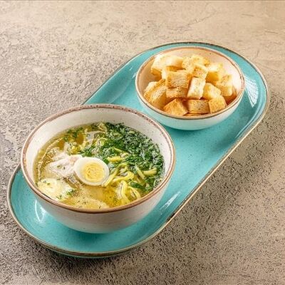 Куриный бульон с перепелиным яйцом и домашней лапшой в У рыбака по цене 550 ₽