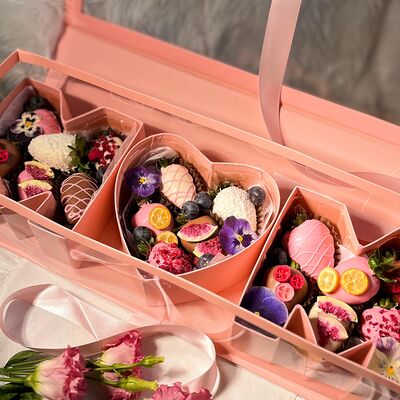 Клубника в шоколаде подарочная коробка Мom в Bloom House по цене 7890 ₽