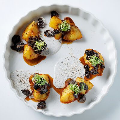 Печёный картофель с сезонными грибами и трюфельной сметаной в Бибирево по цене 930 ₽