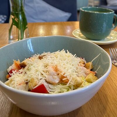 Салат Цезарь с креветками в Моё место по цене 561 ₽