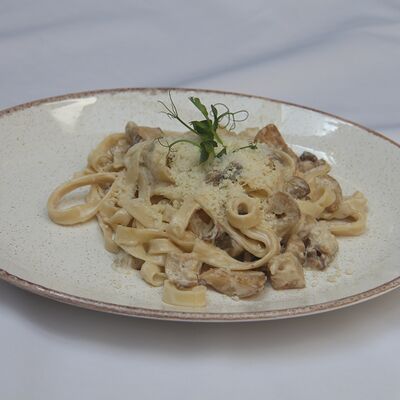 Фетучини с курицей и шампиньонами в Adriano Leonardo по цене 624 ₽