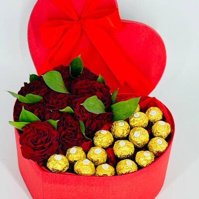 Красные розы с конфетами Ферреро Роше в коробке сердцев Дарите красиво по цене 5899 ₽