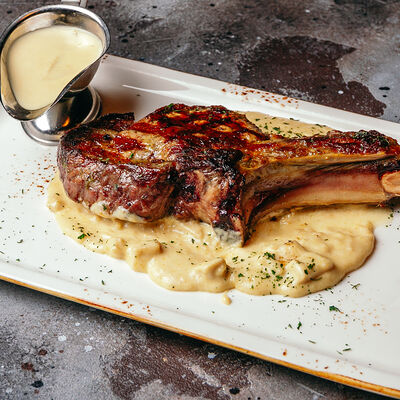 Розовая телятина на кости с соусом из белых грибов в Torro Grill по цене 2690 ₽