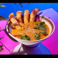 Тыквенный крем-суп с красным карри и креветкойв Gojira ramen