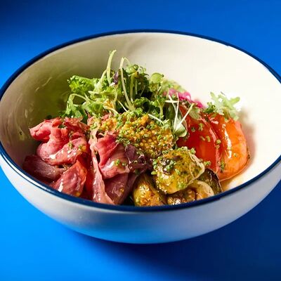 Салат, пастрами, перец печеный, медово-горчичный соус в Mates Pizza по цене 990 ₽