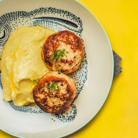 Котлеты и соус в Двор Помидор