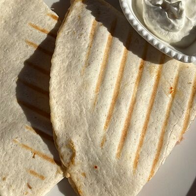 Кесадия с курицей, беконом и томатамив Ну и что по цене 450 ₽