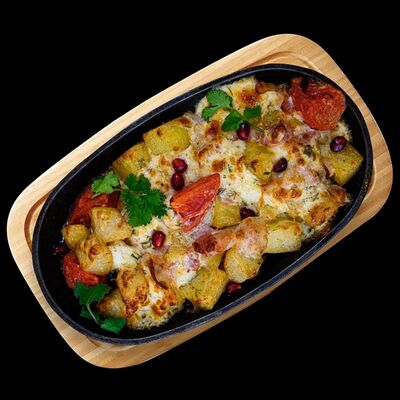 Зпеченный картофель с сулугуни и беконом в Кавказия по цене 750 ₽