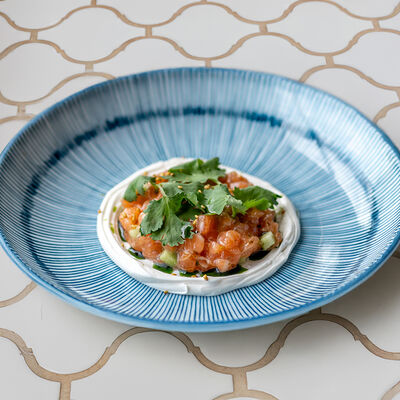 Тартар из филе лосося в Maroon по цене 1590 ₽