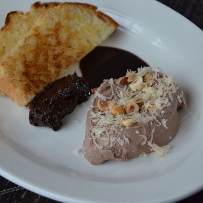 Паштет из куриной печени с соусом из чернослива в Гости, бистро по цене 420 ₽