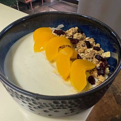 Гранола с йогуртом и фруктами в Peach по цене 370 ₽