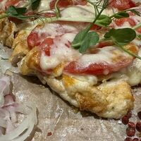 Куриная отбивная под сырной шапкой с томатами и маринованным луком в Сеул