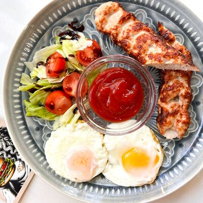 Яичница-глазунья с люля-кебабом из телятины в Одно мясо по цене 470 ₽