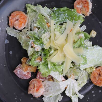 Цезарь с креветками в Опера по цене 1090 ₽