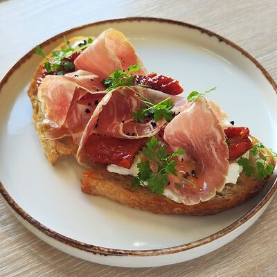 Прошутто со страчателлой в The Brasserie по цене 499 ₽