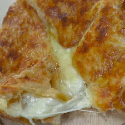 Пеновани с сыром на слоёном тесте мегапорция в Хинкальная Едим вкусно по цене 1560 ₽