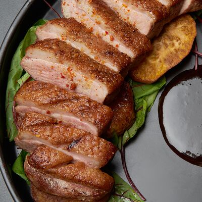 Утиная грудка с бататом, выдержанным в вине, щавелем и соусом жу в Великий Goodwine по цене 990 ₽